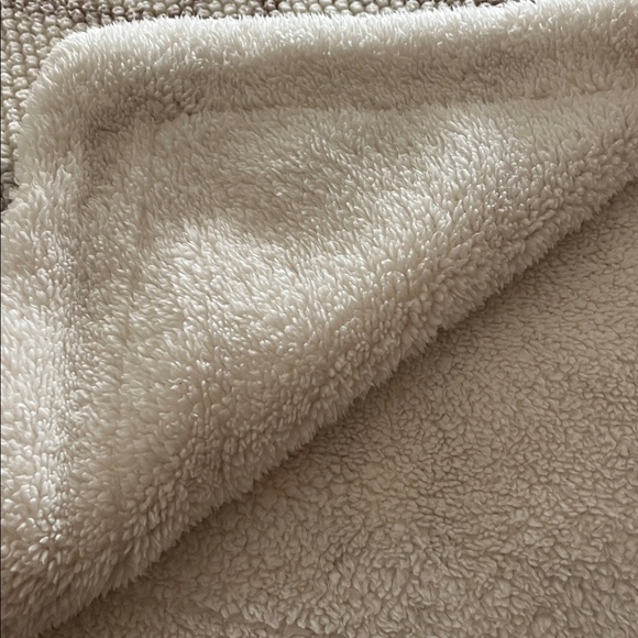 Elegant Beige Plaid Throw Blanket - Picture 4 of 6